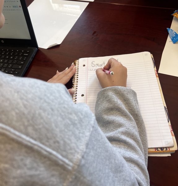 Maddy Donlon writing down her SMART goals. She was trying to make goals using the SMART goal-taking method at Mission Hills High School. Donlon said, ¨I want to make goals for senior year so I can get better grades.¨